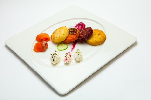 Trojica tanierov s farebnými jedlami